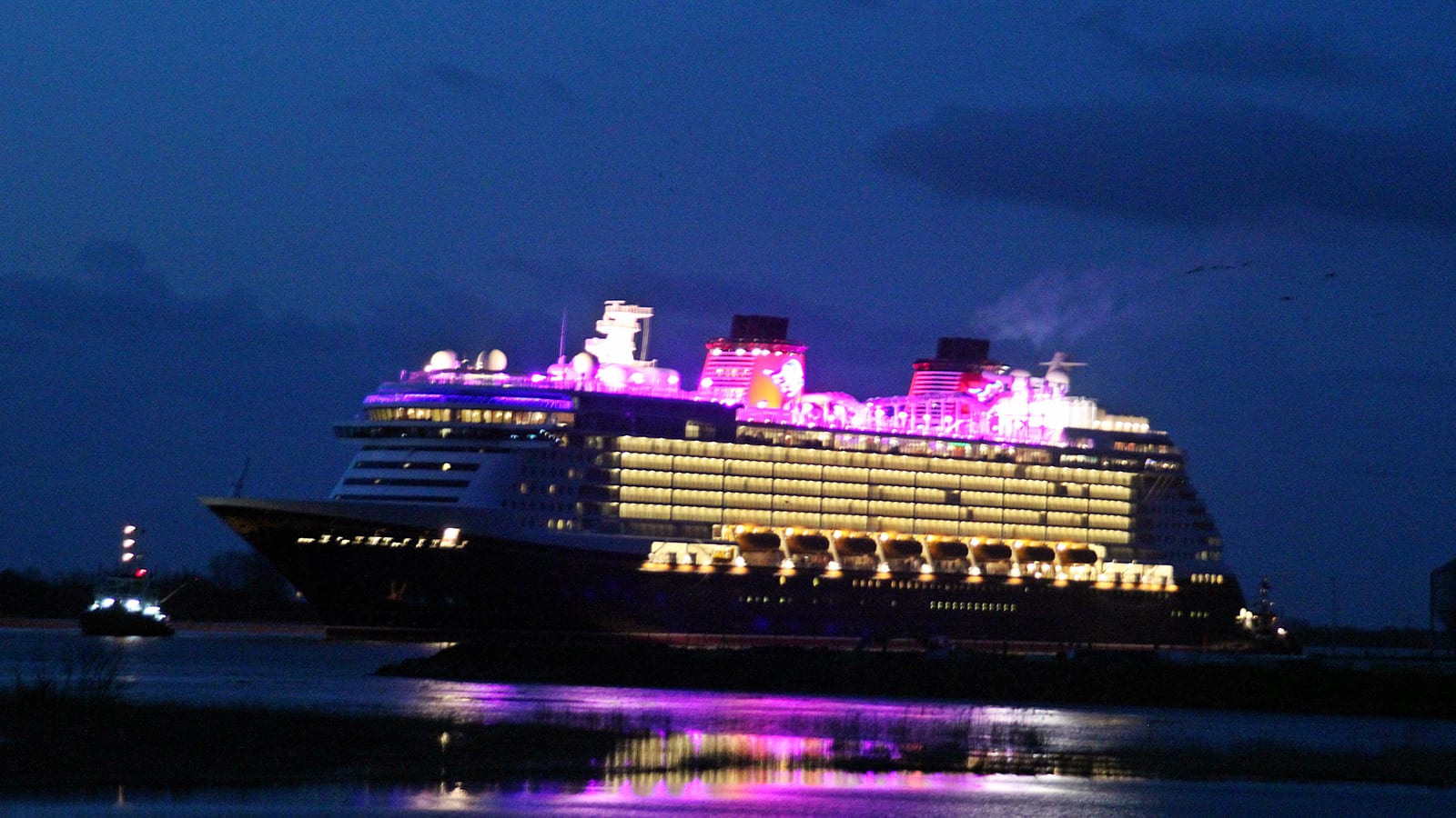 Disney Fantasy at the River Ems.