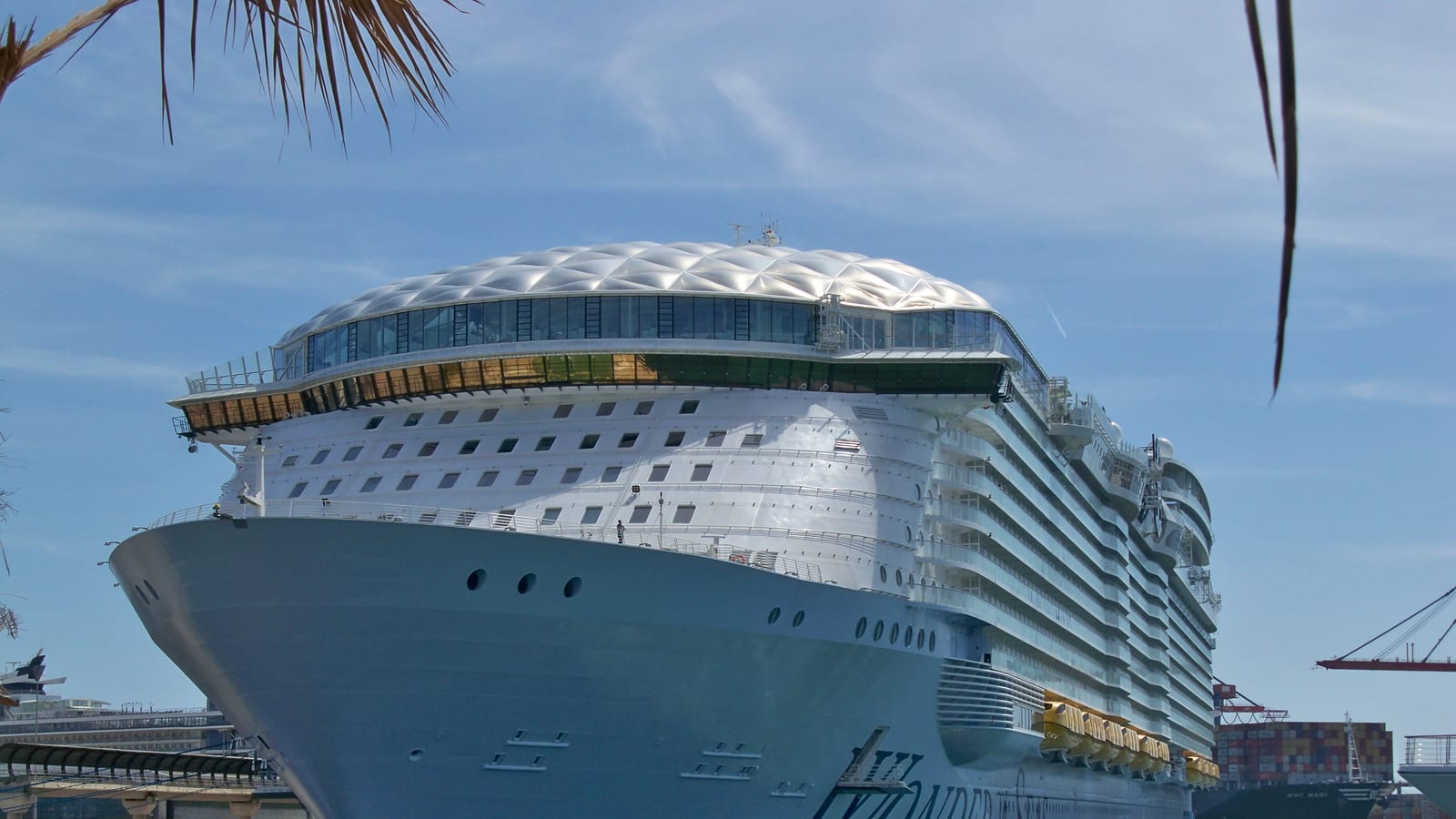 Wonder of the Seas in Málaga port.